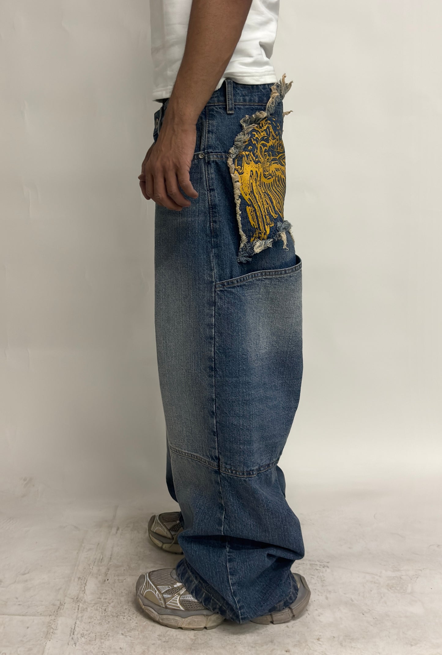 CROSS LOGO PATCHED LOW CROTCH JEANS - LIGHT BLUE